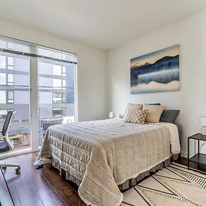 Apartment Close Downtown Modern - Pet Friendly, Wifi, Rooftop Views, Seattle